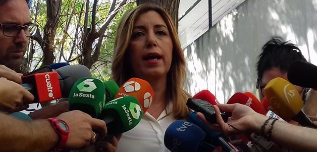 Susana Díaz atiende a los periodistas en Almonte (Huelva)