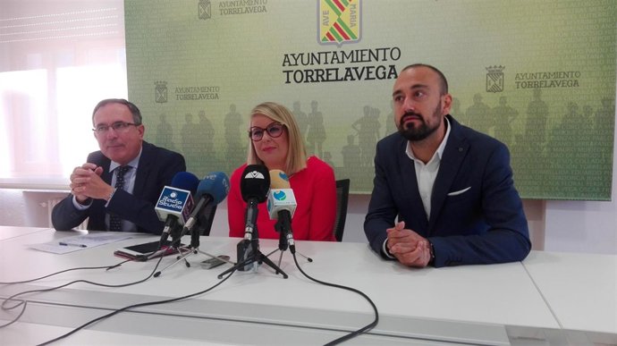 Cristina García con el alcalde y el primer teniente de alcalde 