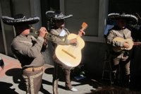 Mariachis mexicanos cantan a las puertas del PSOE que Sánchez sigue siendo "el rey" frente a "Susanita de mi corazón"