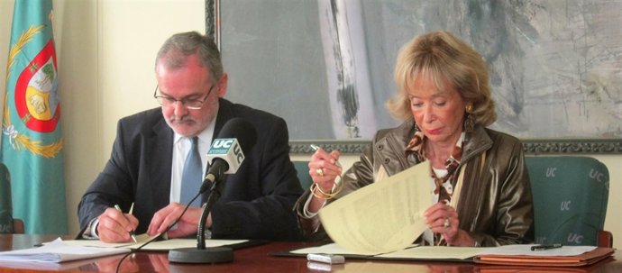 María Teresa Fernández de la Vega (Mujeres por África) y Ángel Pazos (UC)