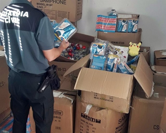 " LA GUARDIA CIVIL INTERVIENE 6.000 OBJETOS FALSIFICADOS EN UNA NAVE DE BADAJOZ"