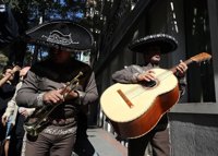 Mariachis mexicanos cantan a las puertas del PSOE que Sánchez sigue siendo "el rey" frente a "Susanita de mi corazón"