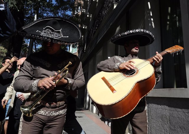 Mariachis mexicanos cantan a las puertas del PSOE