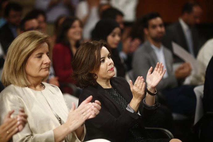 Santamaría y Fátima Báñez en la entrega de los Premios Nacionales de Juventud