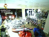 Detenidos tres varones por un robo en un comercio de Cala d'Or (Mallorca) por el método del alunizaje