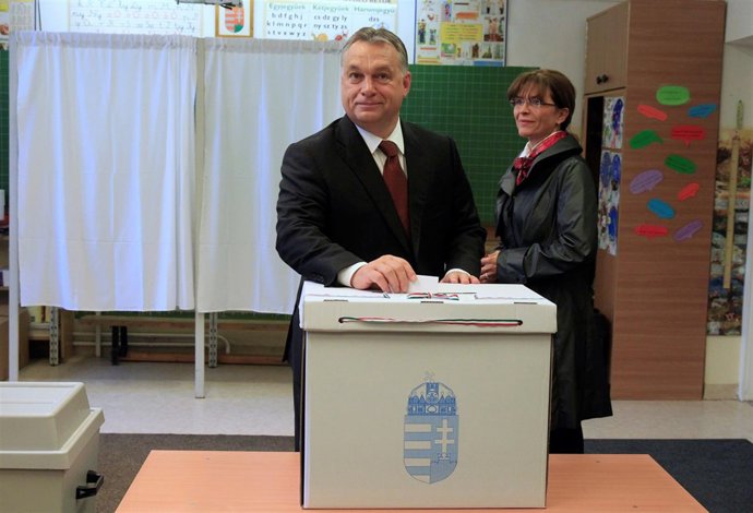 El primer ministrode Hungría, Viktor Orban, vota en el referéndum