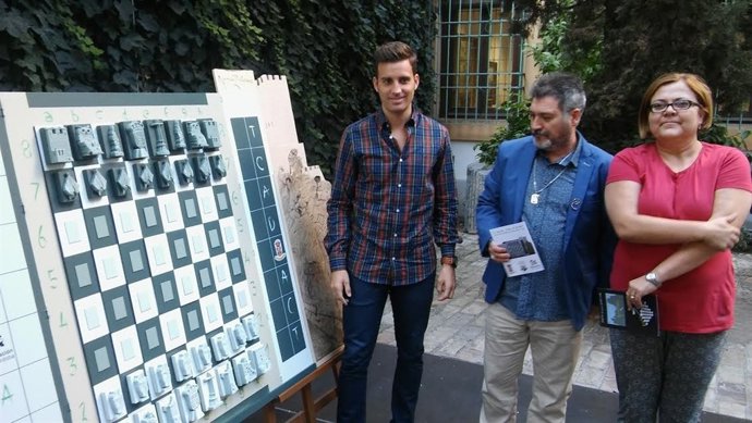 Torralbo (izda.) presenta el ajedrez con Romero y Poyato