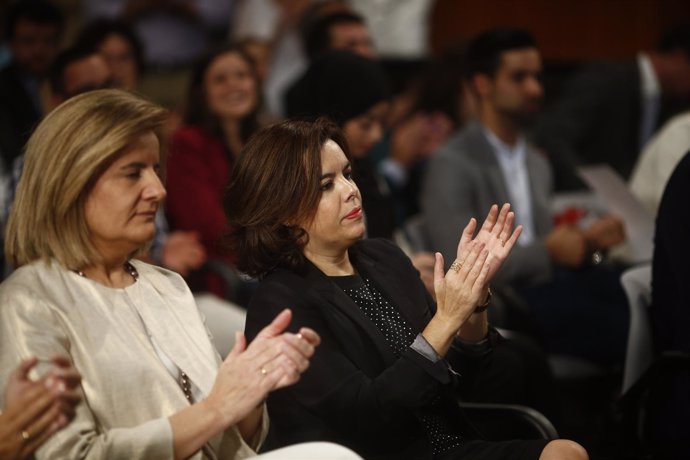 Santamaría y Fátima Báñez en la entrega de los Premios Nacionales de Juventud