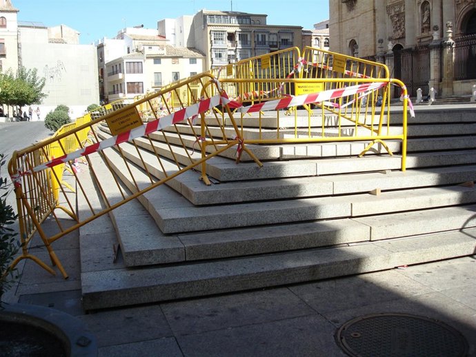 Inicio de los trabajos en los escalones de la plaza de Santa María