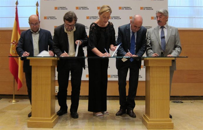 Firma del convenio entre agentes sociales y el Gobierno de Aragón.