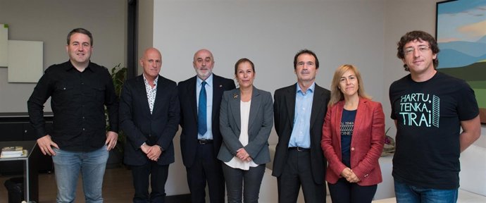 Barkos y el consejero Mendoza con los organizadores del Oinez
