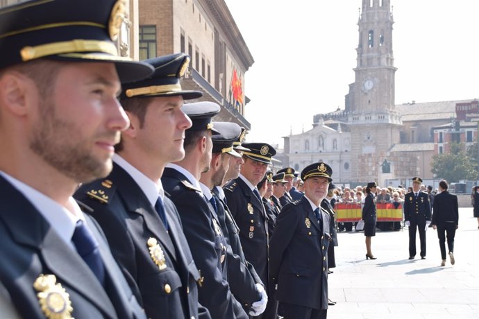 Un grupo de agentes condecorados celebra el día grande de la Policía en Zaragoza