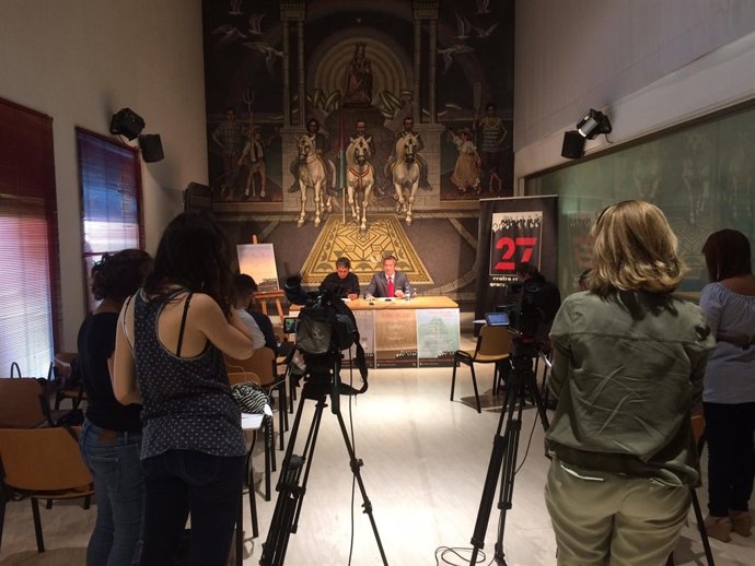 El diputado de Cultura y Educacuón, Víctor González, en la presentación.