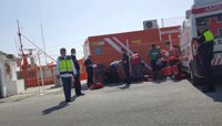 Trasladan al hospital a uno de los inmigrantes rescatados en una patera en Torre del Mar