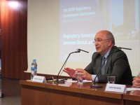 Almunia ve con "lógica preocupación" la situación del PSOE "como ciudadano y socialista"