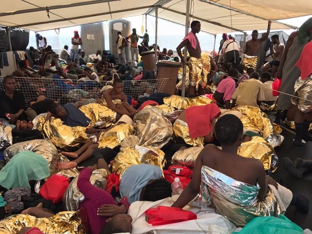 Migrantes y refugiados rescatados por un barco de MSF en el Mediterráneo