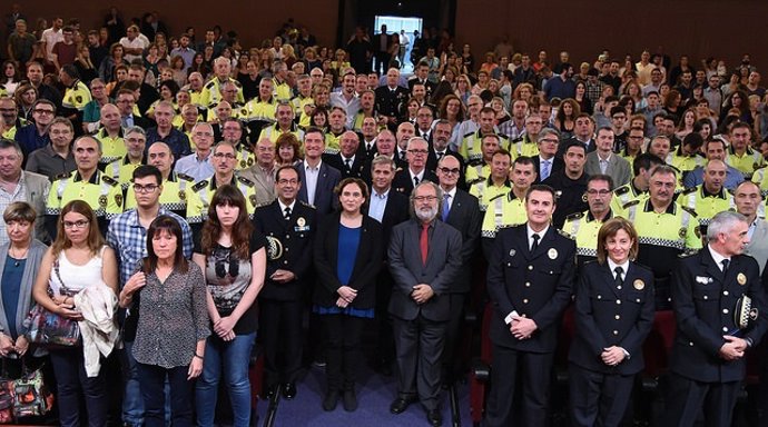 Ada Colau entrega medallas a la Urbana por antigüedad y jubilación
