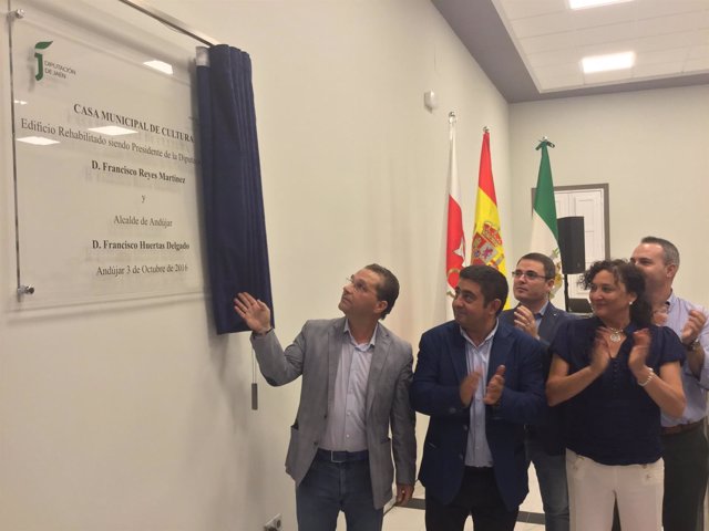 Reyes inaugura la Casa de Cultura de Andújar