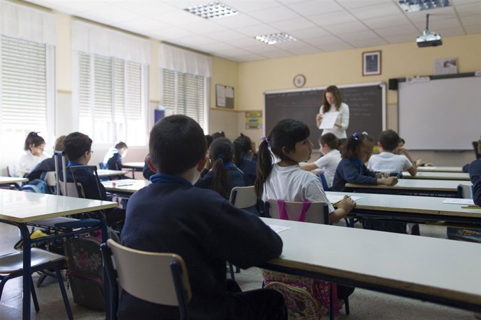Colegio, escuela, aula, primaria, clase, niño, niña, niños, estudiando, estudiar