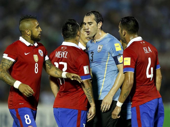 Godín se encara con Medel en el Uruguay - Chile