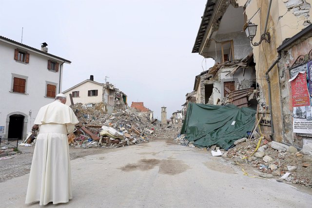 Papa Francisco visita por sorpresa Amatrice, Italia. 