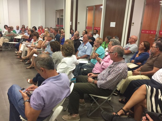 Militantes del PSOE de Cádiz reunidos a favor de Pedro Sánchez