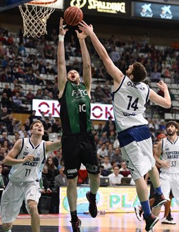 Miralles y Olaizola peleando en un salto