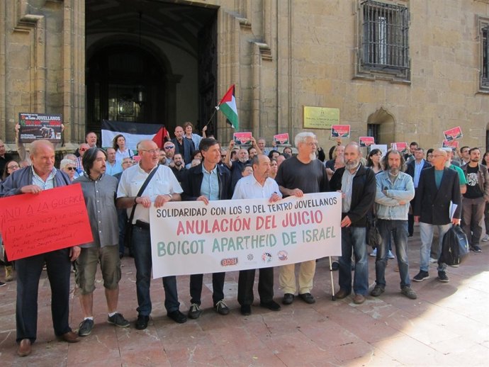 Concentración en apoyo de los nueve imputados del Jovellanos. 