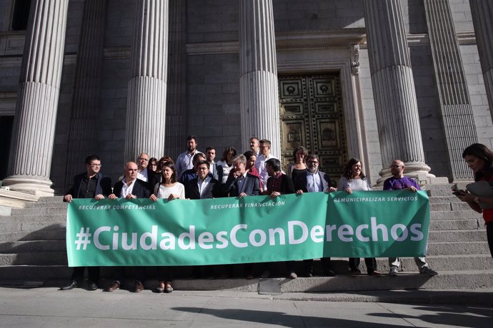 Unidos Podemos protestan en el Congreso por la reforma local del Gobierno
