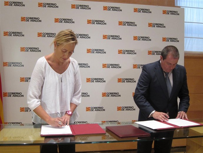 Gastón y Lanaspa en la firma del acuerdo este martes en el Pignatelli