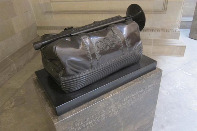Escultura con la que Samaranch obsequió al Ayuntamiento de Barcelona