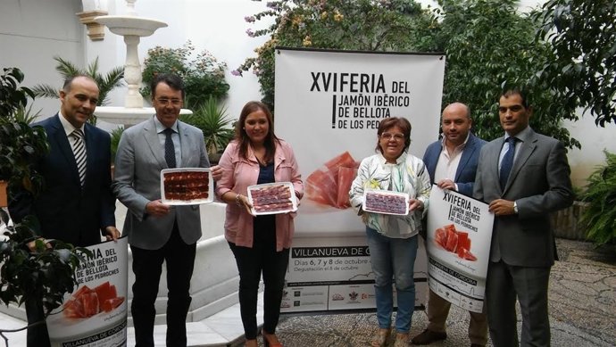 Carrillo (izda.) y Sánchez presentan la XVI Feria del Jamón Ibérico de Bellota