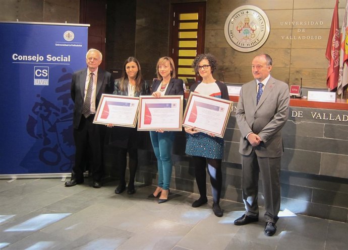 El presidente del Consejo Social, Gerardo Herrero, y el rector con las ganadoras