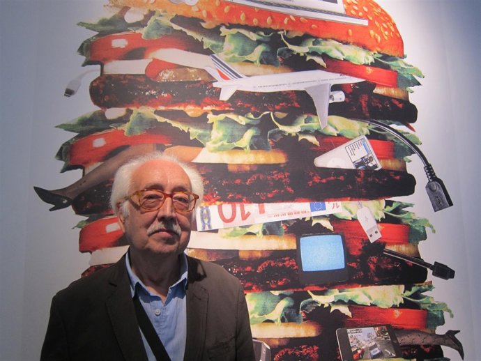 Joan Rabascall ante la obra 'Del Big Bang al Big Brother'