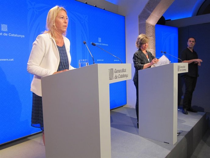 La portavoz del Govern, N.Munté, y la consellera M.Borràs
