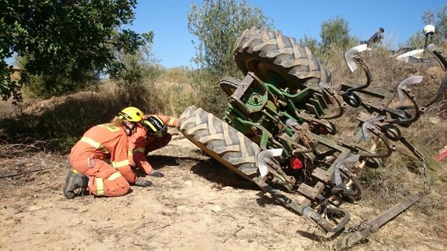 Un hombre fallece al volcar su tractor en Chulilla 