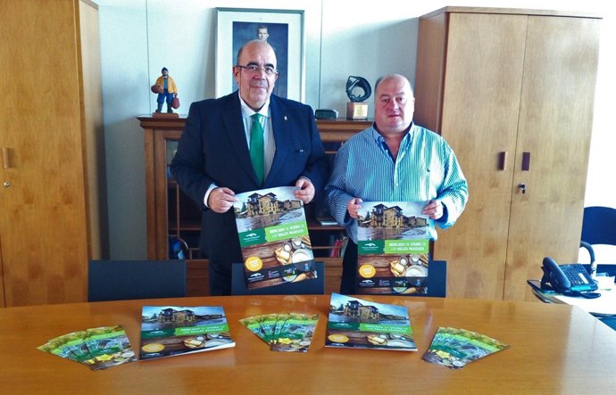 El consejero y el presidente de la Mancomunidad presentan el mercado