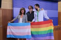 Podemos y organizaciones LGTBI piden aprobar "la ley de los colectivos" y no la de PSOE
