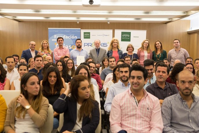 Foto de familia de los jóvenes del programa Praxis.