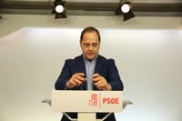César Luena pide a los militantes que no dejen el PSOE, porque ellos decidirán el futuro
