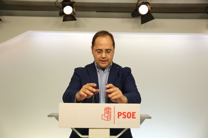 César Luena valora las elecciones gallegas y vascas