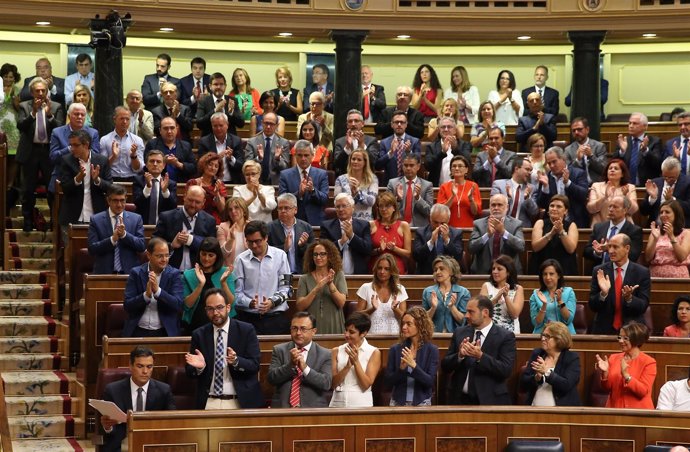 Diputados del PSOE aplaudiendo a Pedro Sánchez