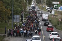 Refugiados parten de Belgrado hacia la frontera con Hungría