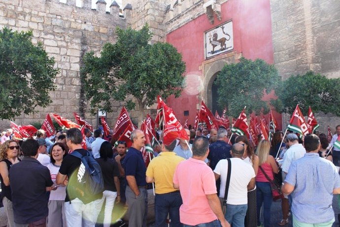 Concentración de CCOO y UGT ante el Real Alcázar, en Sevilla.