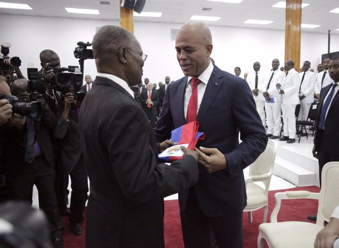 Michel Martelly entrega la banda presidencial