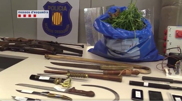 Secuestran a una mujer en El Prat para forzar la entrega de menores a un clan