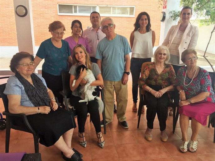 Guijarro con la perrita Manchitas y los mayores