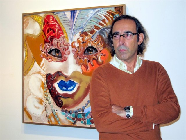 El pintor Manuel Gutiérrez delante de una de sus obras en La Salina