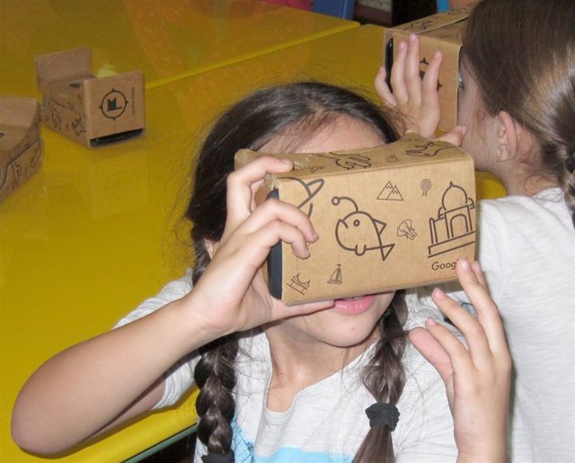 Una niña utiliza la nueva aplicación de Google