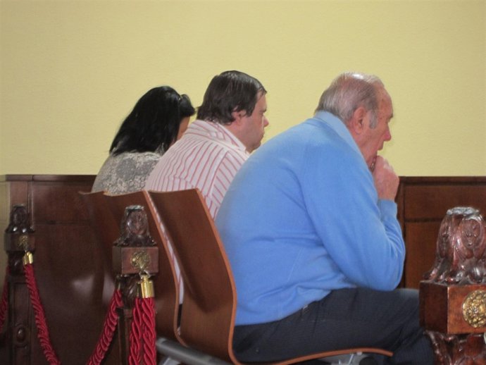 Los tres acusados sentados en el banquillo
